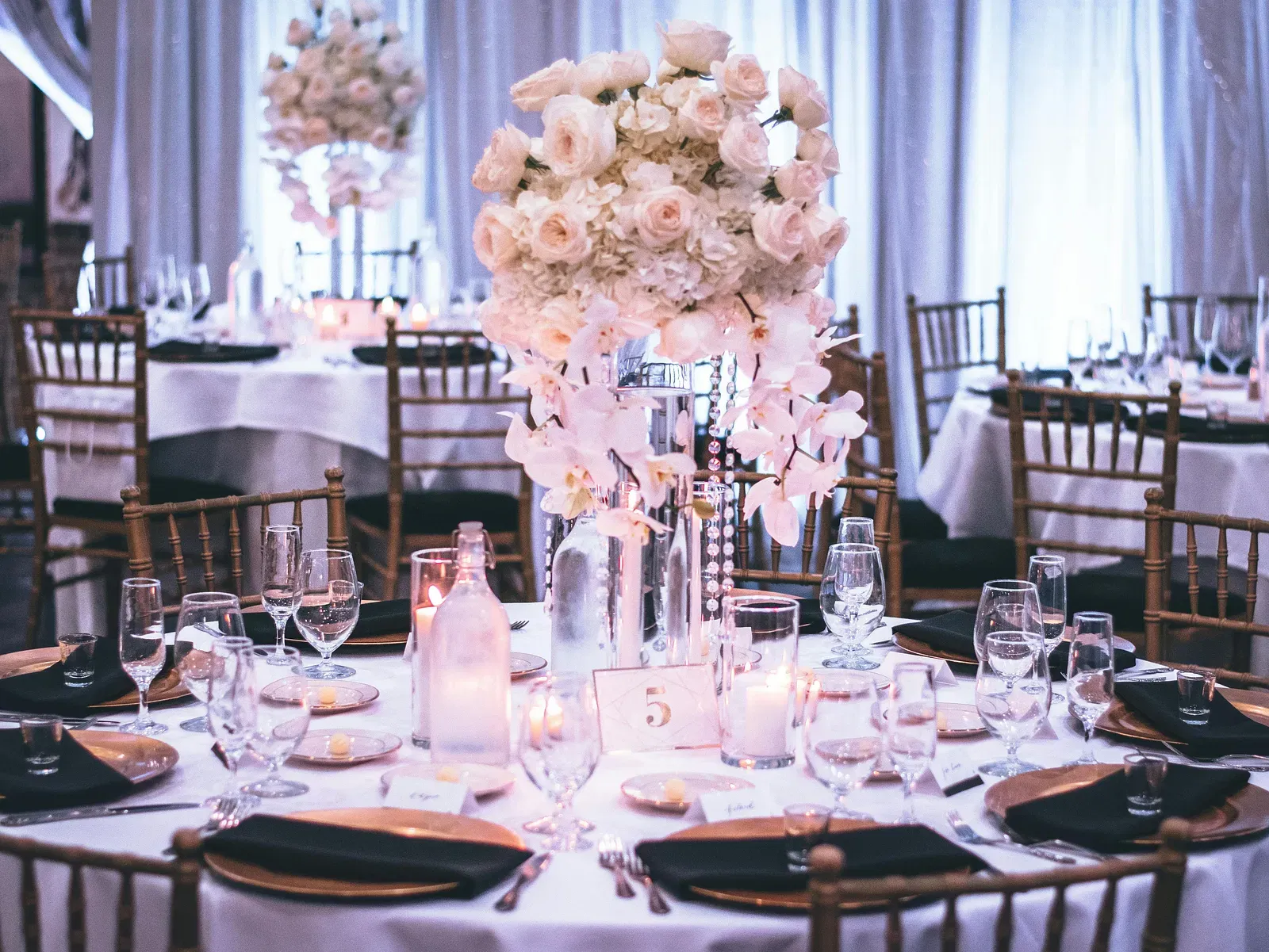 Dining arrangement in a banquet hall